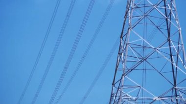 Kırsal bölgelerde yüksek voltaj elektrik kutupları, enerji güvenliği kavramı.