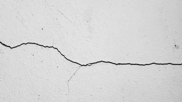 不良な構造によって引き起こされるセメントの壁の亀裂 — ストック動画