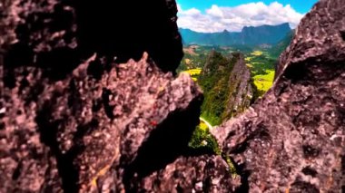 Laos Pha Nam Sai 'nin inanılmaz manzarası, turistlerin kaçırmaması gereken güzel bir bakış açısı. Laos 'ta seyahat etmek için video.