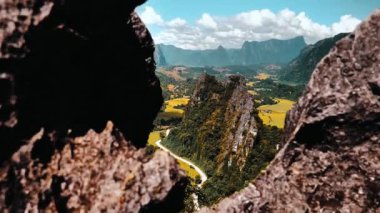 Laos Pha Nam Sai 'nin inanılmaz manzarası, turistlerin kaçırmaması gereken güzel bir bakış açısı. Laos 'ta seyahat etmek için video.