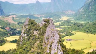 Laos Pha Nam Sai 'nin inanılmaz manzarası, turistlerin kaçırmaması gereken güzel bir bakış açısı. Laos 'ta seyahat etmek için video.