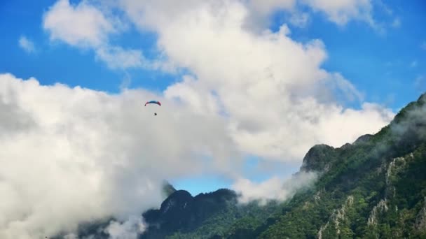 Parapente Sobre Céu Azul Liberdade Verão Durante Parasailing — Vídeo de Stock