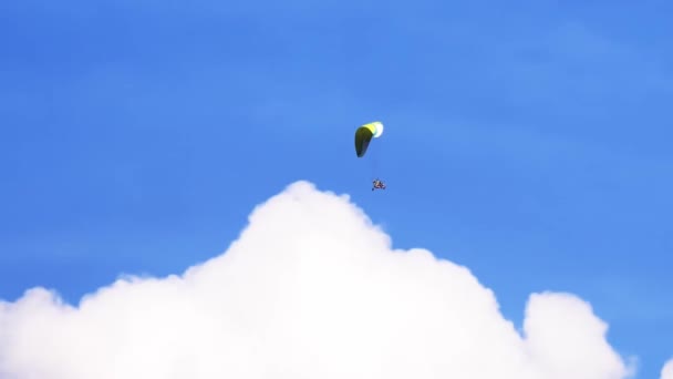 Paraglider Över Blå Himmel Sommarfrihet Parasailing — Stockvideo