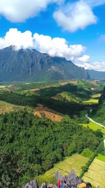 Laos Pha Nam Sai 'nin inanılmaz manzarası, turistlerin kaçırmaması gereken güzel bir bakış açısı. Laos 'ta seyahat etmek için video.