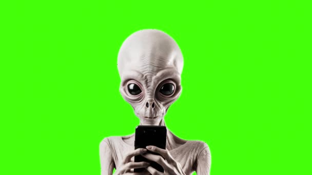 Alien Med Smartphone Grön Skärm Bakgrund — Stockvideo