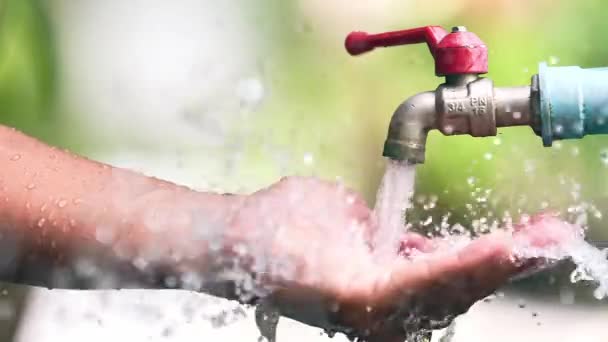 Καθαρό Νερό Που Χύνεται Στο Αρσενικό Χέρι Σταγόνες Νερού Υδάτινοι — Αρχείο Βίντεο