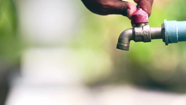 Čistá Voda Proudící Mužské Ruky Kapky Vody Vodní Zdroje Země — Stock video