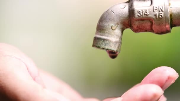 Begreppet Vattenkris Vatten Droppar Från Kran — Stockvideo