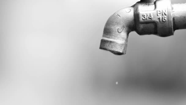 水不足の概念 水危機から落ちる水滴の4X遅い動き — ストック動画