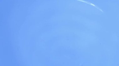 Mavi arkaplanda su damlası