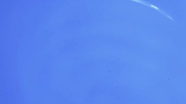 Mavi arkaplanda su damlası