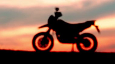 Gün batımında motosiklet silueti 