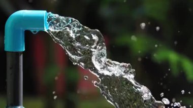 Borudan temiz su akıyor.