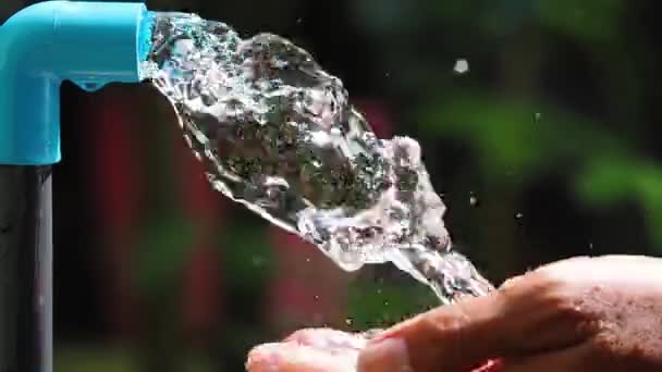 Sauberes Wasser Fließt Aus Dem Rohr — Stockvideo