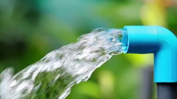 Sauberes Wasser Fließt Aus Dem Rohr — Stockvideo