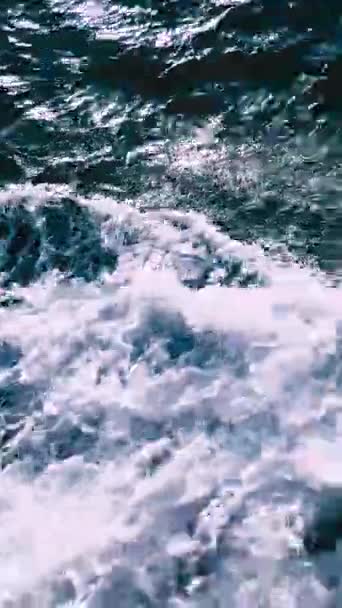 Havsskum Och Blå Vattenyta — Stockvideo