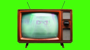 Yeşil ekran arka planında hayalet olan klasik televizyon ekranı. Cadılar Bayramı ve korku dekorasyonu.