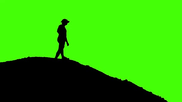 緑色の背景にある山の男性ハイカーのシルエット — ストック動画