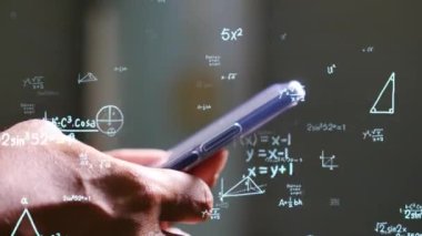 Animasyon veri setleri ve matematiksel formüllerin arka planında cep telefonu kullanan adam