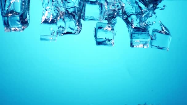 Кубики Льоду Падають Воду Тоне Дно Абстрактний Фон — стокове відео