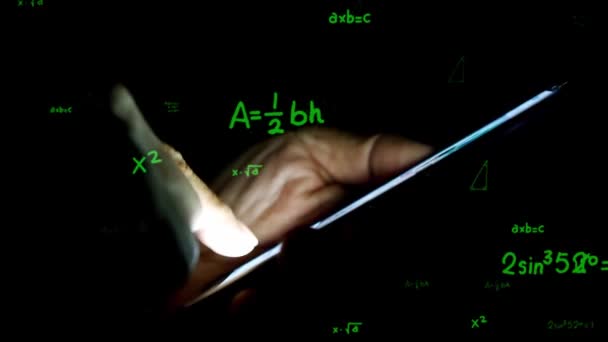 Homem Usando Telefone Celular Fundo Conjuntos Dados Animados Fórmulas Matemáticas — Vídeo de Stock