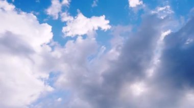 Mavi, yumuşak gökyüzü ufkunda zaman aşımı bulutları