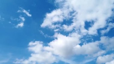 Mavi, yumuşak gökyüzü ufkunda zaman aşımı bulutları