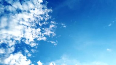 Mavi, yumuşak gökyüzü ufkunda zaman aşımı bulutları