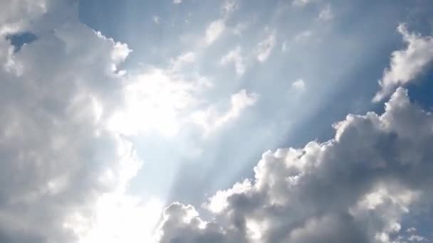 Güneş Işınlarıyla Hareket Eden Güzel Bulutların Video Zaman Atlaması — Stok video