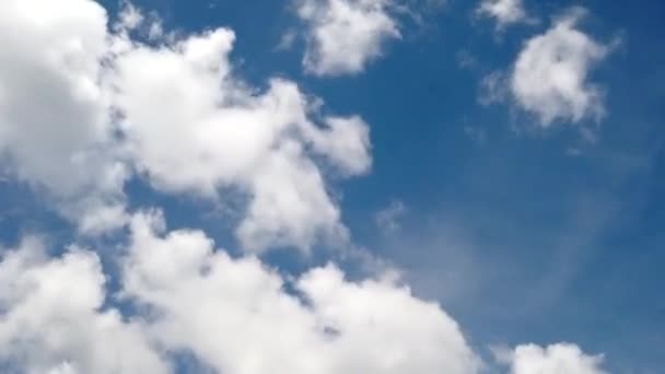 Пушистые Белые Облака Бегут Голубому Небу Времени — стоковое видео