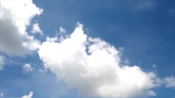 Χνουδωτά Άσπρα Σύννεφα Που Διασχίζουν Τον Γαλάζιο Ουρανό Στο Πέρασμα — Αρχείο Βίντεο