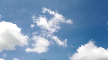 Mavi, yumuşak gökyüzü ufkunda zaman aşımı bulutları