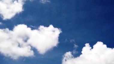 Mavi, yumuşak gökyüzü ufkunda zaman aşımı bulutları