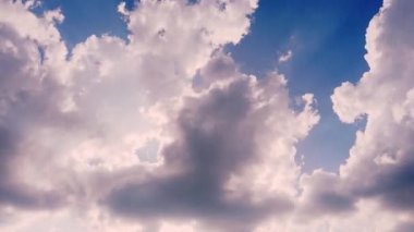 Güneş ışınlarıyla hareket eden güzel bulutların video zaman atlaması