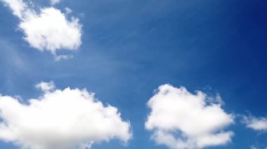 Mavi, yumuşak gökyüzü ufkunda zaman aşımı bulutları