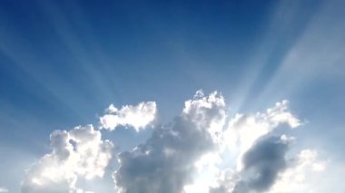 Güneş ışınlarıyla hareket eden güzel bulutların video zaman atlaması