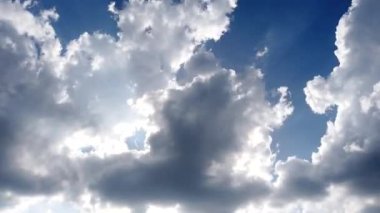 Güneş ışınlarıyla hareket eden güzel bulutların video zaman atlaması