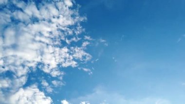 Mavi, yumuşak gökyüzü ufkunda zaman aşımı bulutları