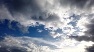 Güzel gün batımı gökyüzü ve bulutlar zaman içinde kayboluyor.