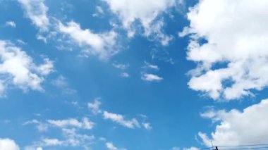 Mavi, yumuşak gökyüzü ufkunda zaman aşımı bulutları
