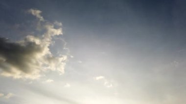 Güzel gün batımı gökyüzü ve bulutlar zaman içinde kayboluyor.