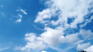 Mavi, yumuşak gökyüzü ufkunda zaman aşımı bulutları