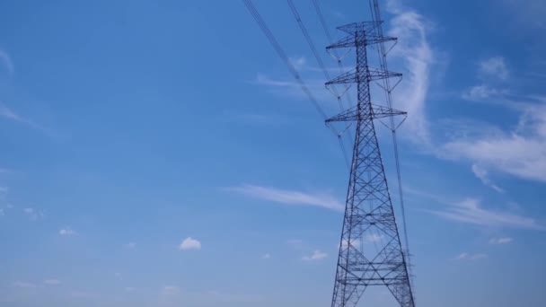 Yüksek Voltajlı Elektrik Hatları Mavi Gökyüzüne Karşı Iletim Hatları — Stok video