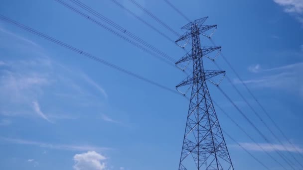 Линии Электропередач Башне Высокого Напряжения Голубом Небе — стоковое видео