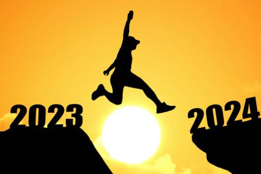 2023 'ten 2024' e atlayan insan silueti..