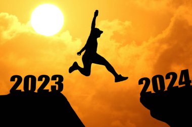 2023 'ten 2024' e atlayan insan silueti..