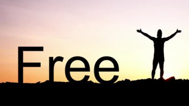 Mutlu adamın silueti ellerini kaldırıyor ve gün batımında özgür kalıyor.