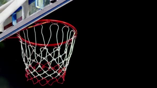トレーニング中のバスケットボールフープのスローモーションビデオ — ストック動画