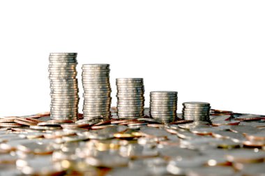 İzole edilmiş beyaz arkaplanda para biriktirme kavramı için para yığını