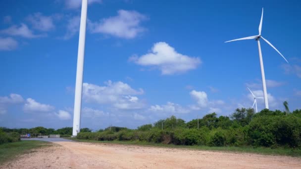 风力发电机组在蓝天下旋转 — 图库视频影像